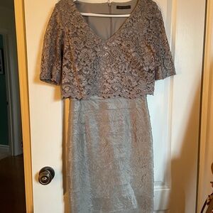 Ladies midi dress half sleeve size 8 UK or Small Canada. Worn once.